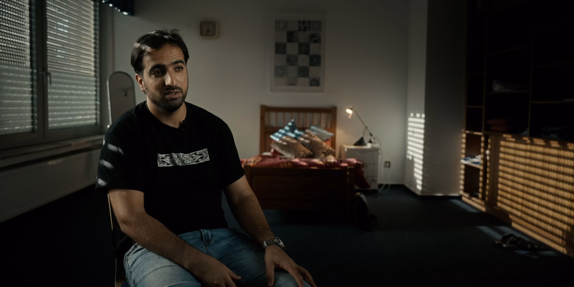 Filmstill aus Kein Land für Niemand: Abdulrahman im Interview