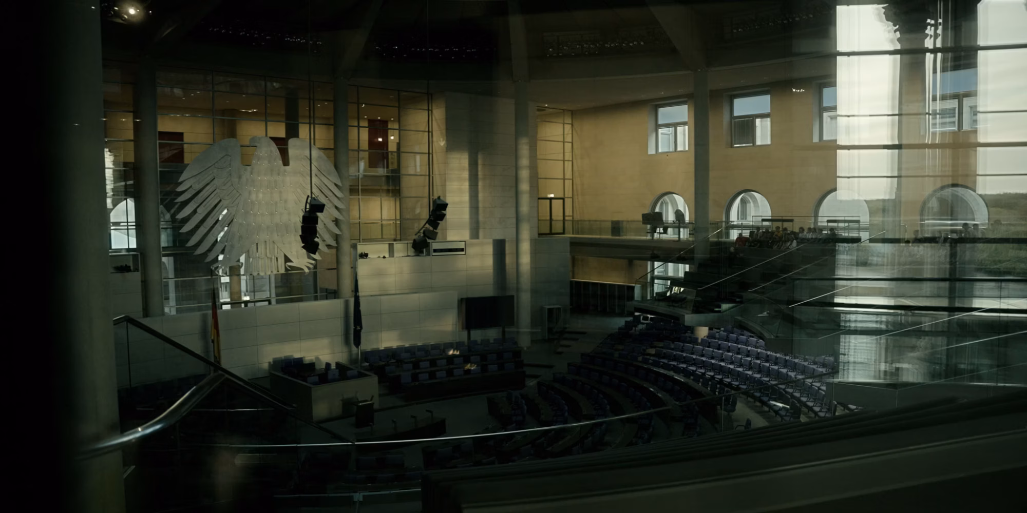 Filmstill aus Kein Land für Niemand: Eine Aufnahme des leeren Plenarsaals im Bundestag