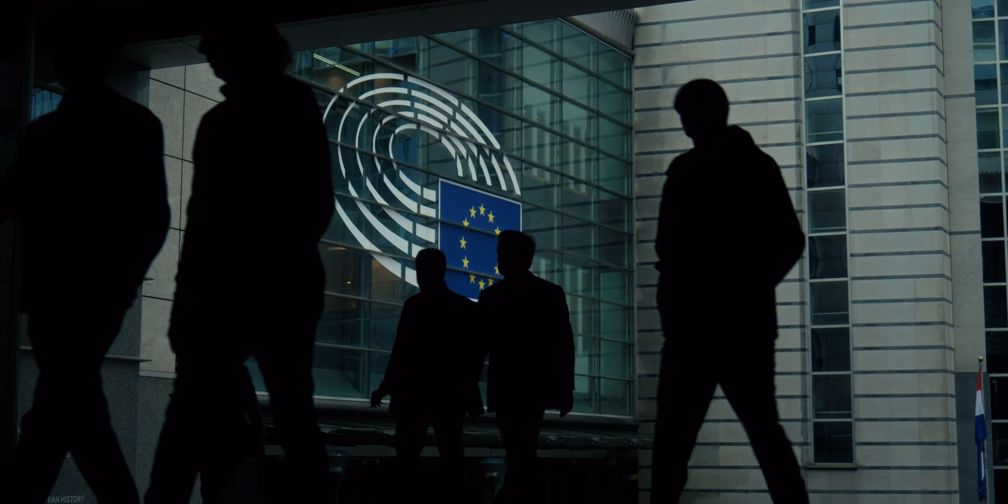 Filmstill aus Kein Land für Niemand: Silhouetten vor dem EU-Parlament