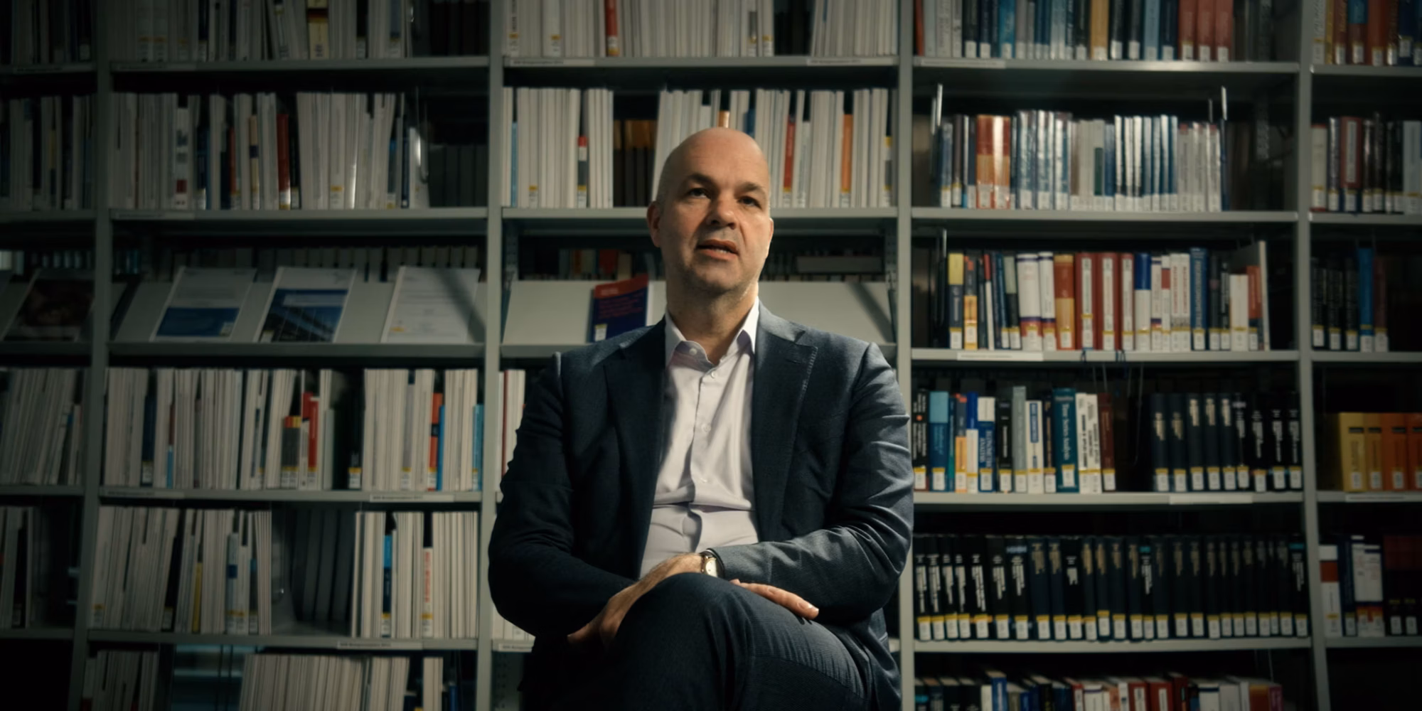 Filmstill aus Kein Land für Niemand: Marcel Fratzscher im Interview