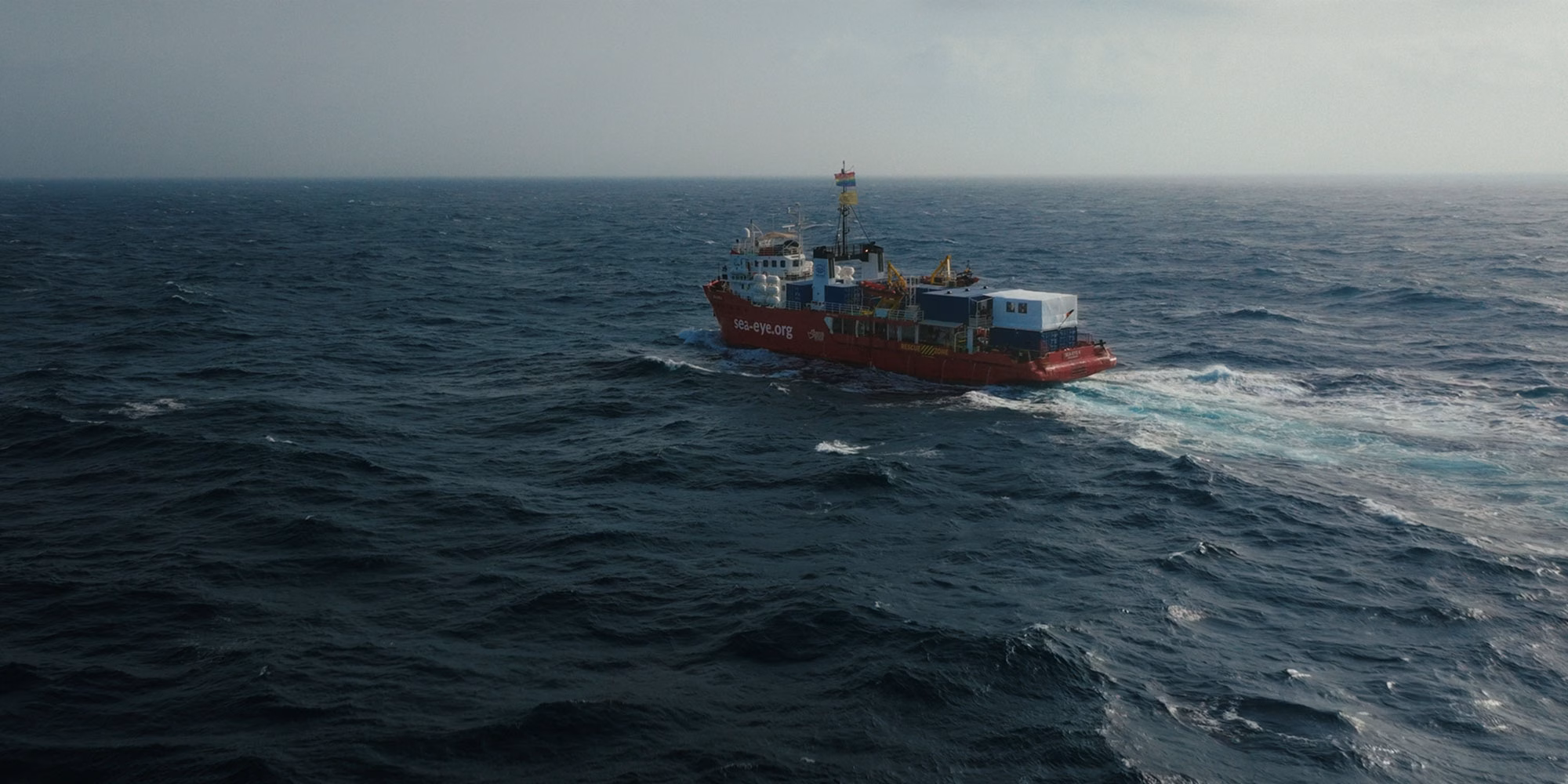 Filmstill aus Kein Land für Niemand: Ein Sea Eye Schiff auf dem Mittelmeer